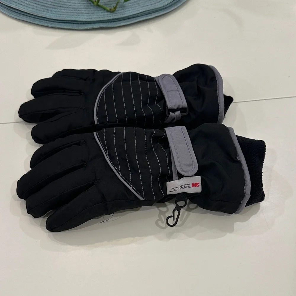 3M Thinsulate Black and Gray Kids Mittens